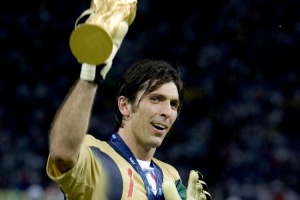 户外直播-布冯入选意大利体坛的星光大道，是第11名入选的足球运动员